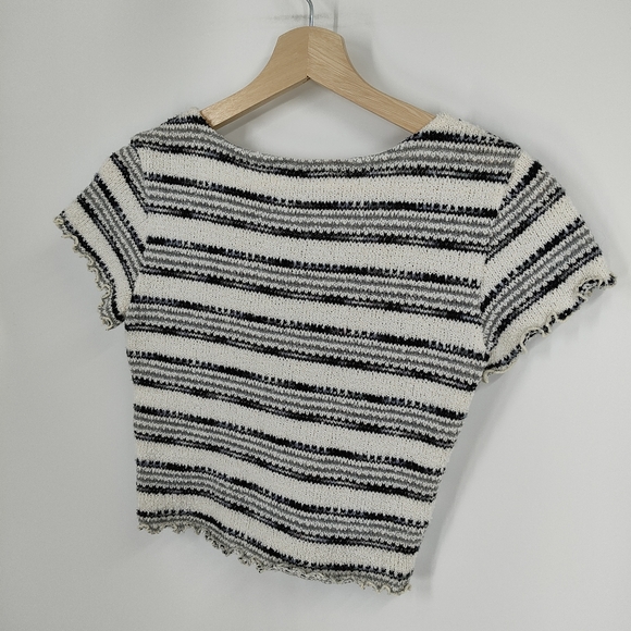 Levely & Thisway | knit crop top - Picture 3 of 3